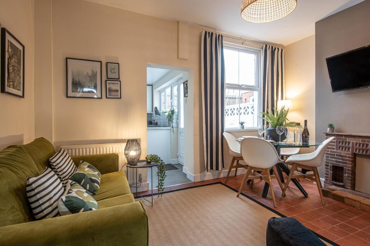 3 Bedroom Home Sleeps 5 Close To Chester City Centre Welcomes Couples, Small Groups, Families And Contractors Exterior foto