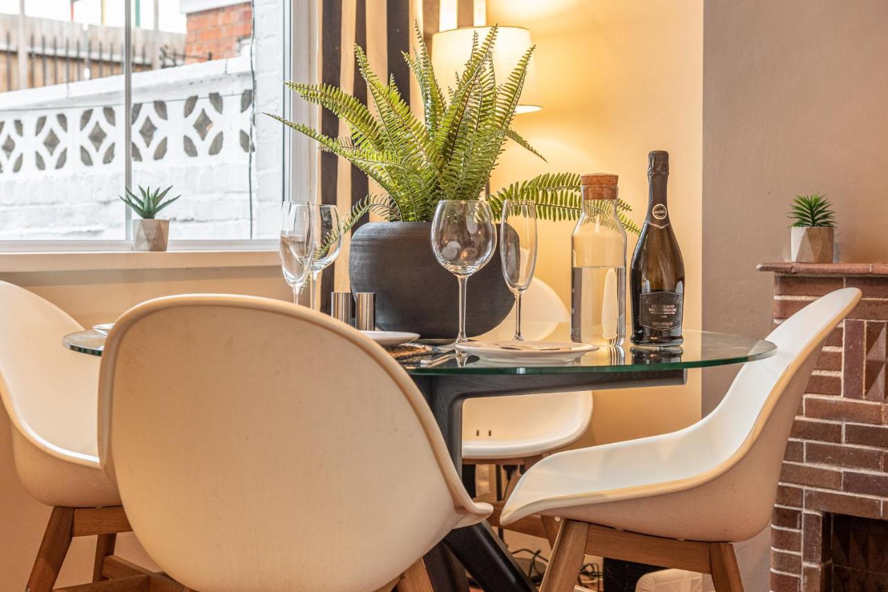 3 Bedroom Home Sleeps 5 Close To Chester City Centre Welcomes Couples, Small Groups, Families And Contractors Exterior foto