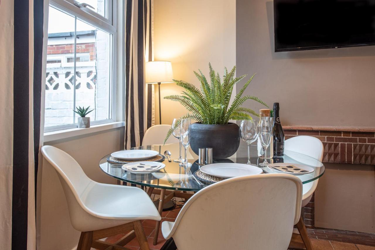 3 Bedroom Home Sleeps 5 Close To Chester City Centre Welcomes Couples, Small Groups, Families And Contractors Exterior foto