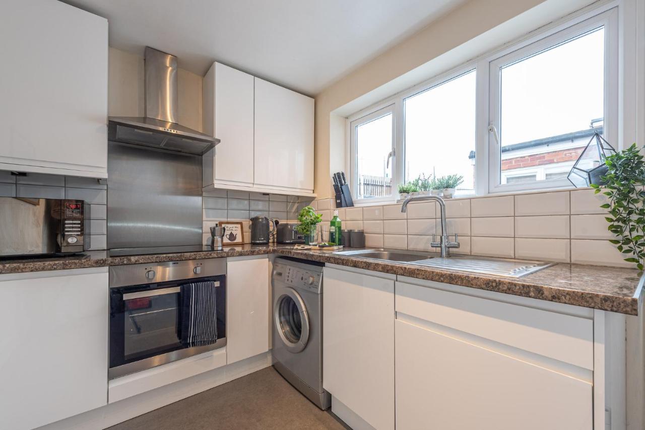 3 Bedroom Home Sleeps 5 Close To Chester City Centre Welcomes Couples, Small Groups, Families And Contractors Exterior foto