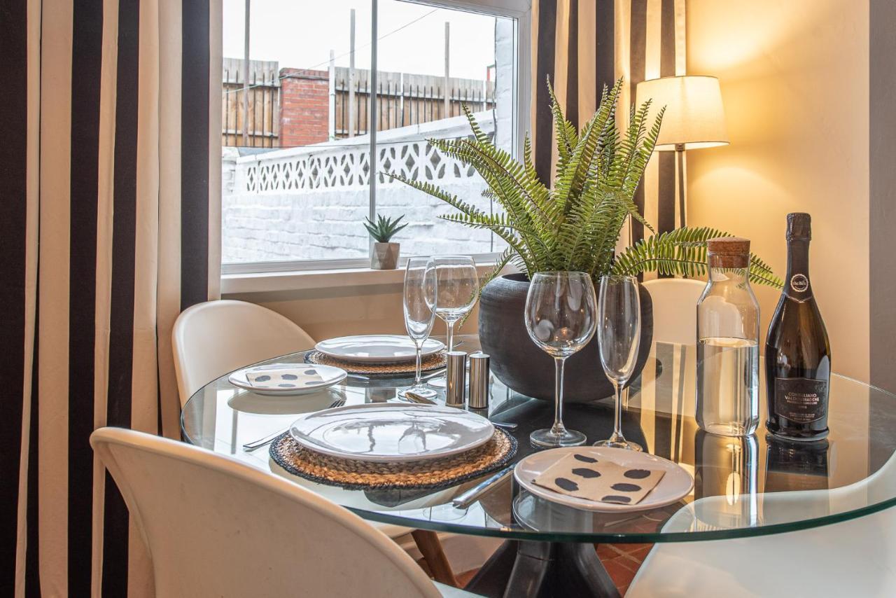 3 Bedroom Home Sleeps 5 Close To Chester City Centre Welcomes Couples, Small Groups, Families And Contractors Exterior foto