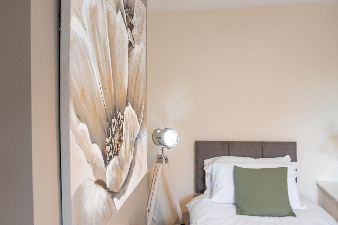 3 Bedroom Home Sleeps 5 Close To Chester City Centre Welcomes Couples, Small Groups, Families And Contractors Exterior foto