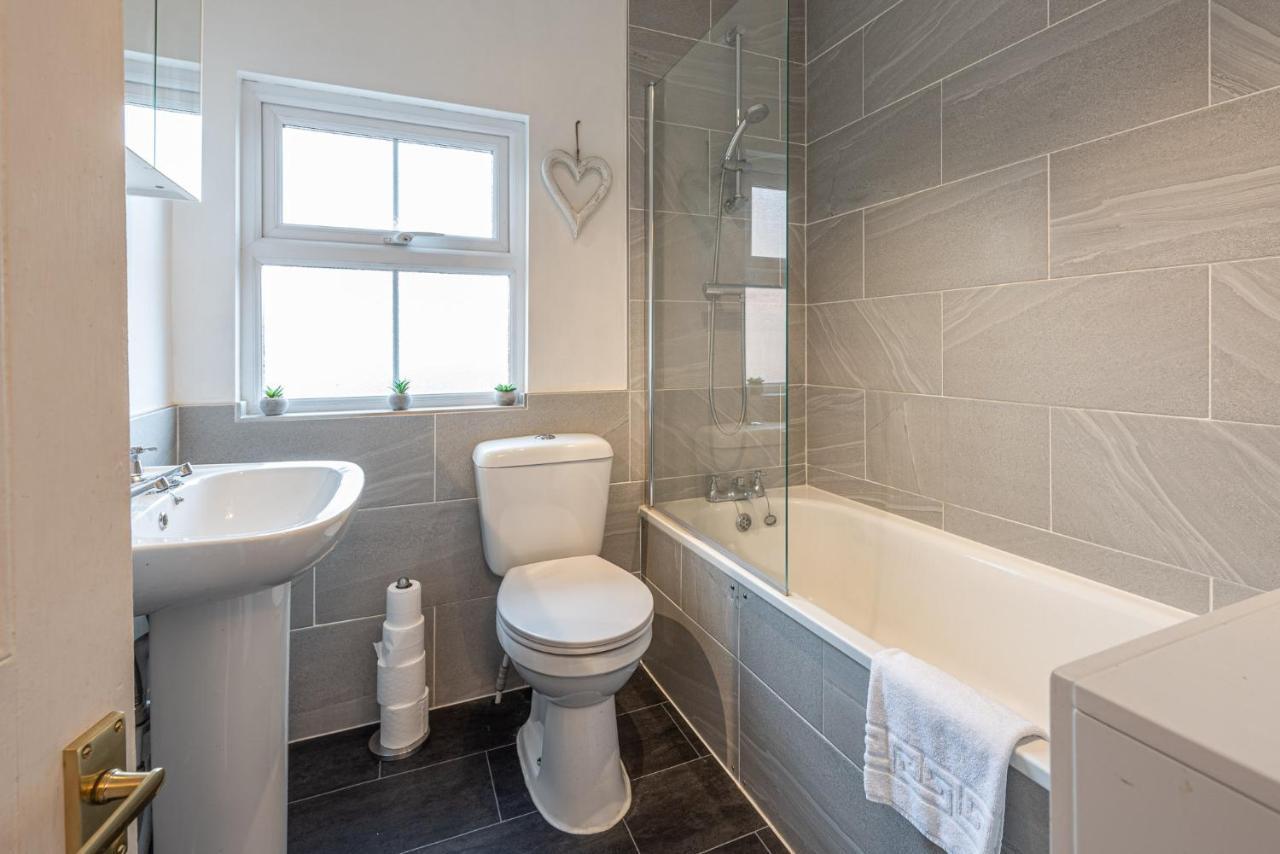 3 Bedroom Home Sleeps 5 Close To Chester City Centre Welcomes Couples, Small Groups, Families And Contractors Exterior foto