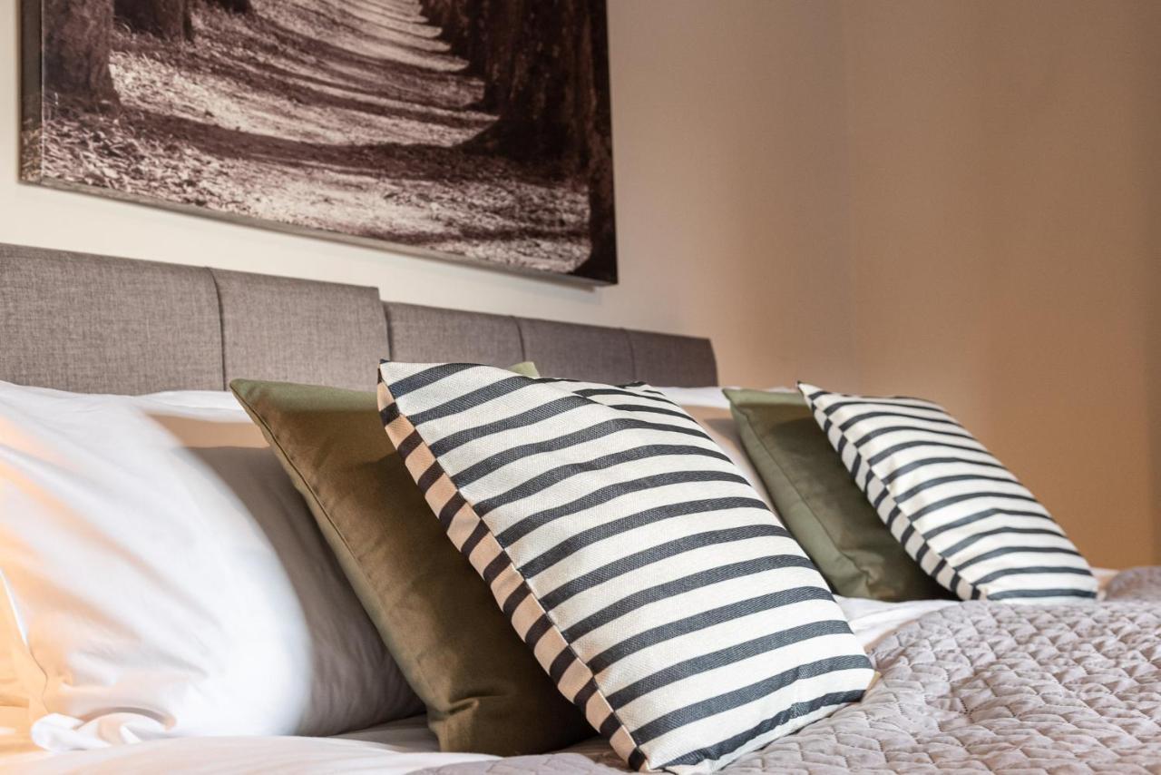 3 Bedroom Home Sleeps 5 Close To Chester City Centre Welcomes Couples, Small Groups, Families And Contractors Exterior foto