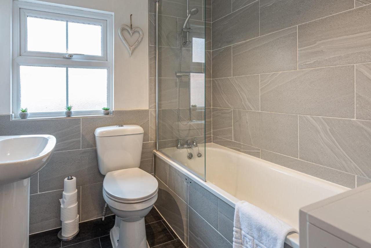 3 Bedroom Home Sleeps 5 Close To Chester City Centre Welcomes Couples, Small Groups, Families And Contractors Exterior foto